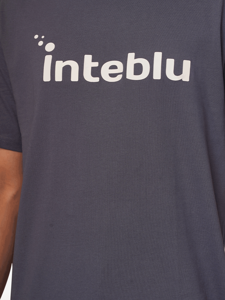 Men's Graphic Logo T-Shirt crafted with M𝗲𝗿𝗰𝗲𝗿𝗶𝘇𝗲𝗱 𝗳𝗶𝗻𝗶𝘀𝗵𝗶𝗻𝗴.